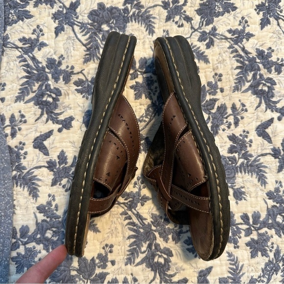Minnetonka Sandals Slip On Slip Off Brown Leather 1” Wedge Heel Size 8W - Picture 3 of 9